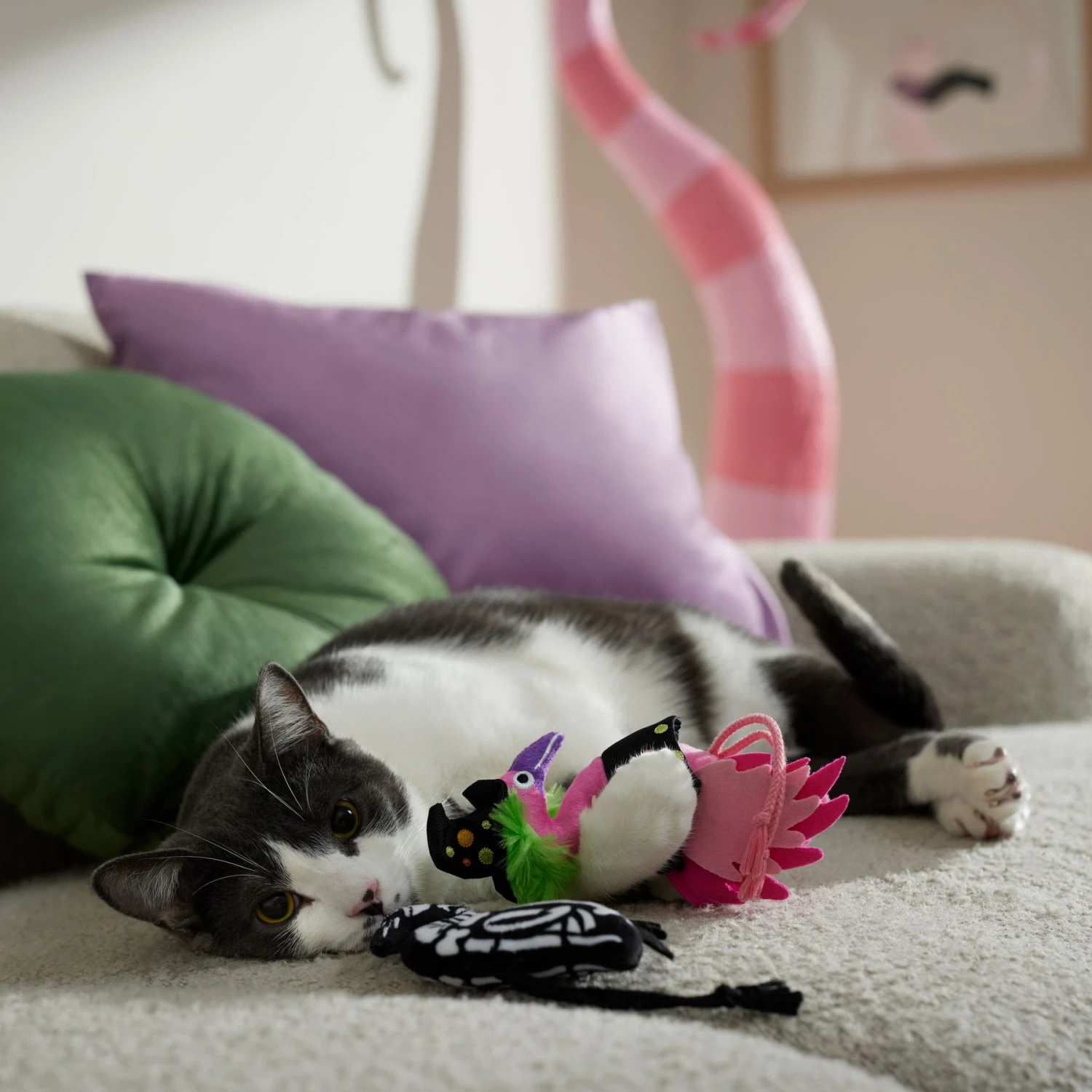 Frisco Halloween Flamingo Plush Cat Toy With Catnip 5 Frisco Halloween Flamingo Plush Cat Toy With Catnip - Image 3